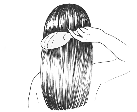 Etape 1 : démêler les cheveux avec une brosse à cheveux, avant de commencer à faire votre tresse en épi de blé.