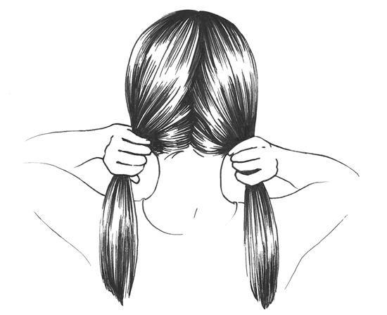 Etape 2 : Faire une queue de cheval. Séparer les cheveux en deux, pour la réalisation de votre tresse en épi de blé. 
